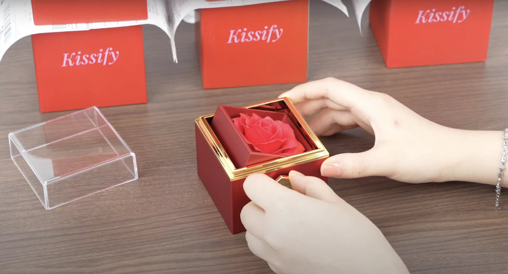 Lataa video: Packing the Eternal Rose Box with Hidden Hug Necklace | Perfect Gift for Loved Ones | Kissify